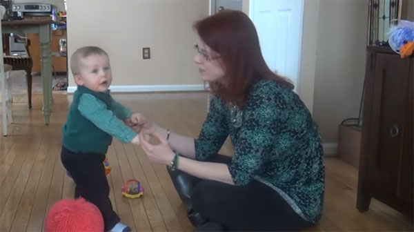 Восьмимесячный ребенок упирается на руки