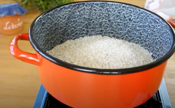 Рис в кастрюле