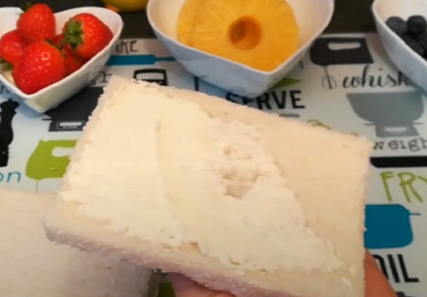 Кусочек хлеба намазывают мягким сыром