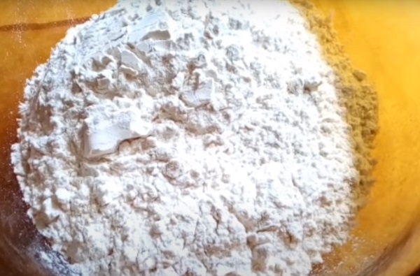 Мука в миске