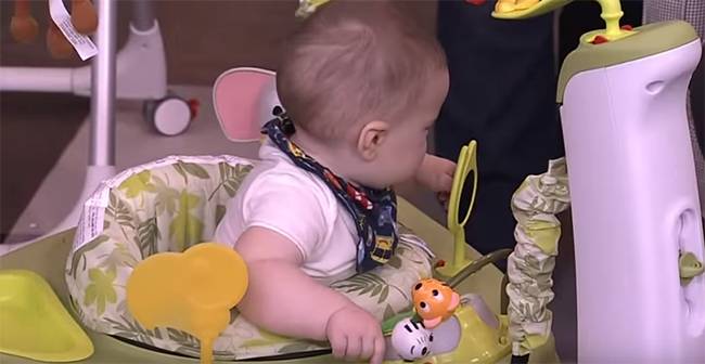 Мальчик играется самостоятельно