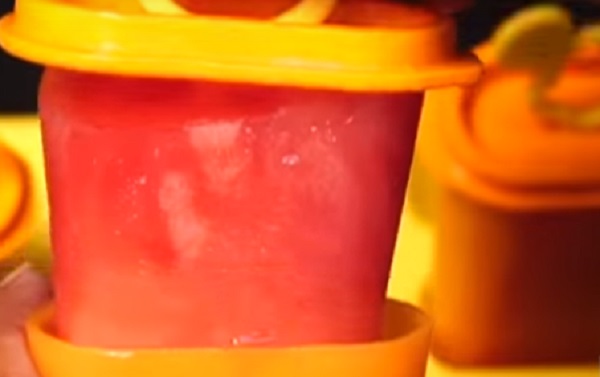 Вынимание замороженного сока из формы