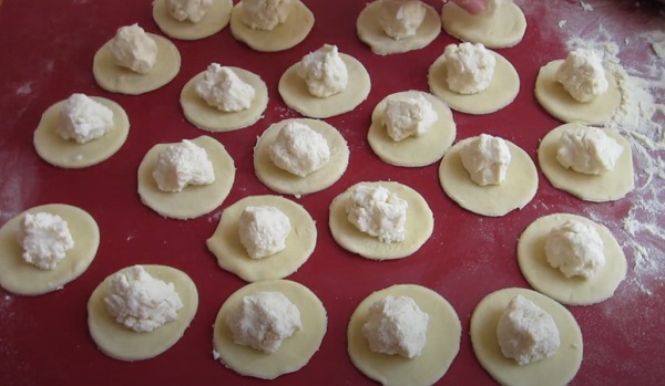 Выкладывание творога