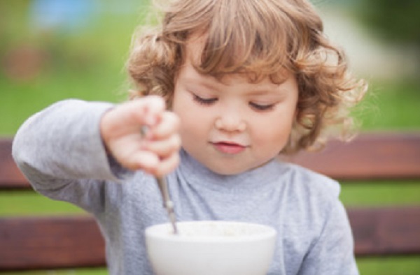 Ребенок ест кашу