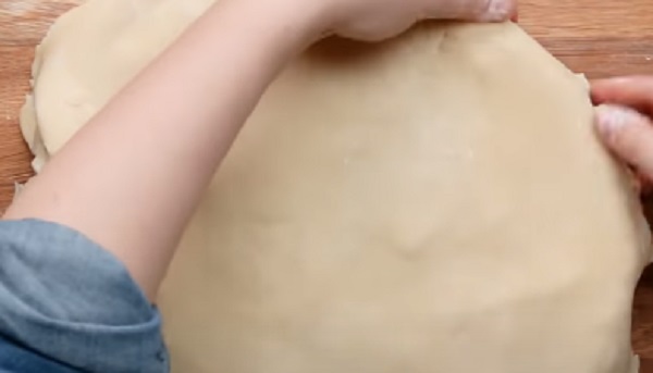 Накрывание вторым листом теста