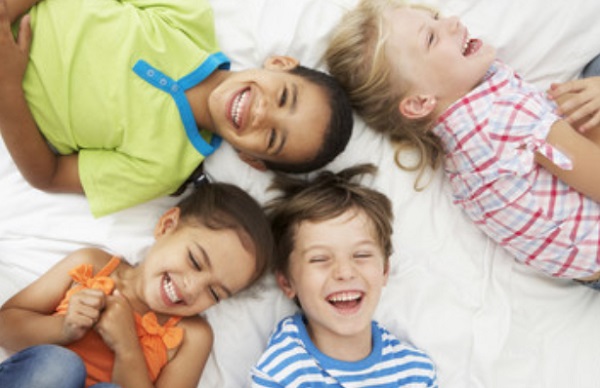 Дети смеются