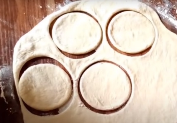 Вырезание кружочков из теста