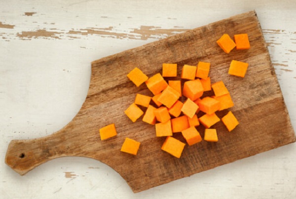 Кубики тыквы на досточке