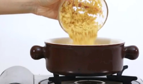 Насыпание пшена в кастрюлю