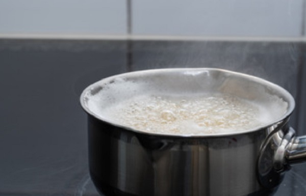 Закипание воды с молоком