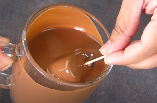 Опускание мороженого в глазурь