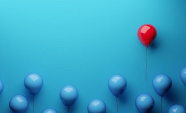 Синие надувные шары и один красный