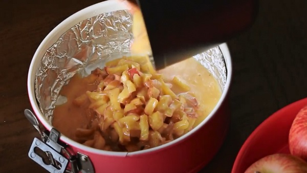 Пересыпание яблок в форму