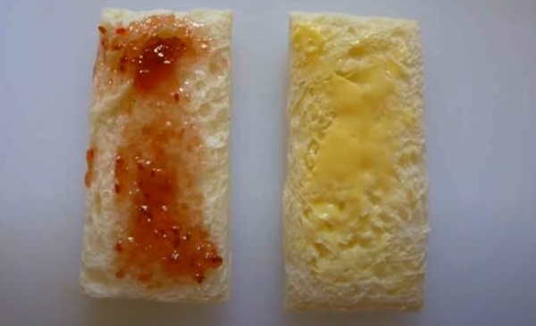 Два кусочка хлеба, один намазан маслом, другой вареньем