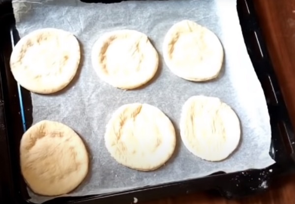 Выкладывание теста на противень