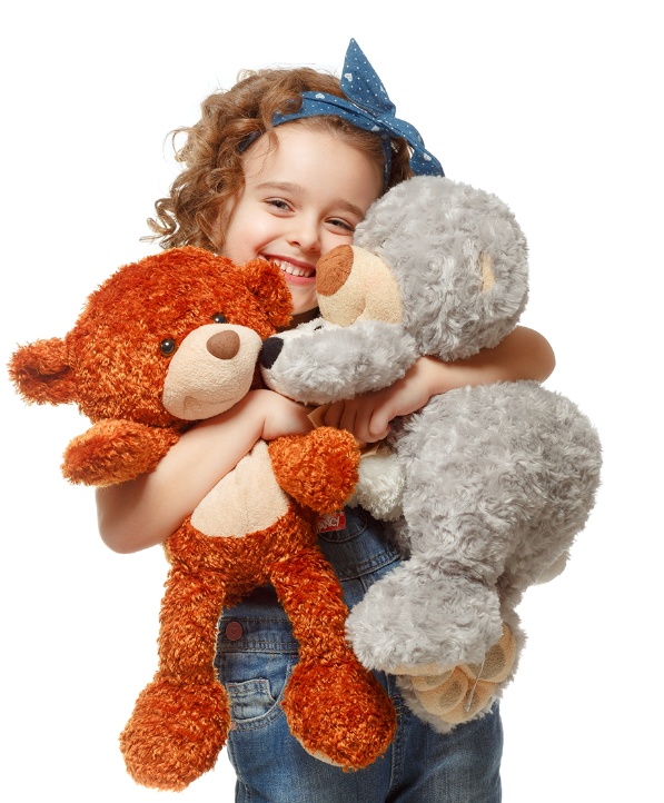 Девочка с мягкими игрушками