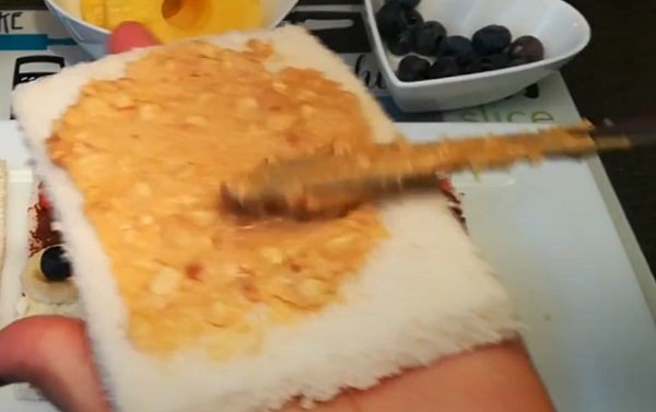 Намазывание хлеба арахисовым маслом