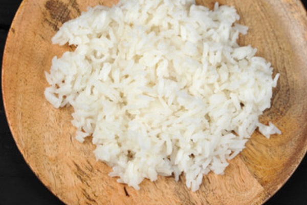 Отварной рис на досточке