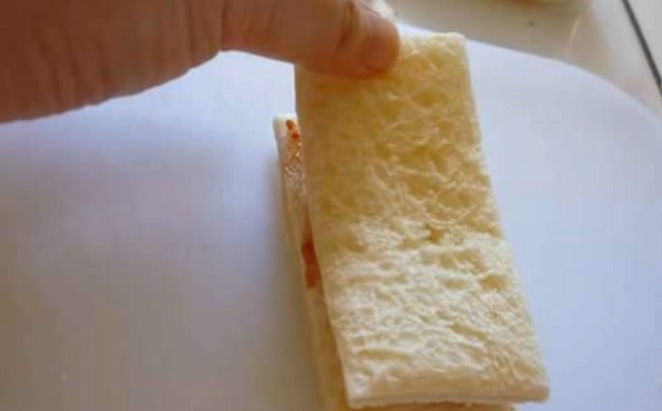 Складывание двух кусочков хлеба