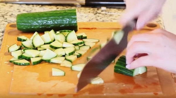 Нарезание огурца