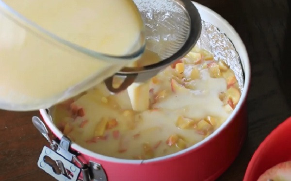 Добавление яично-молочной смеси