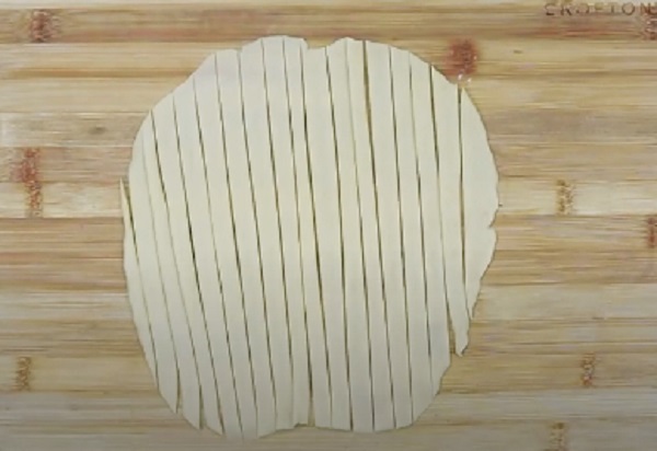 Нарезание теста на полоски