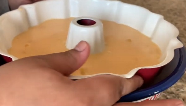 Погружение формы с желе в емкость с теплой водой