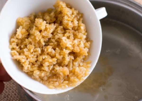 Засыпание булгура в кастрюлю