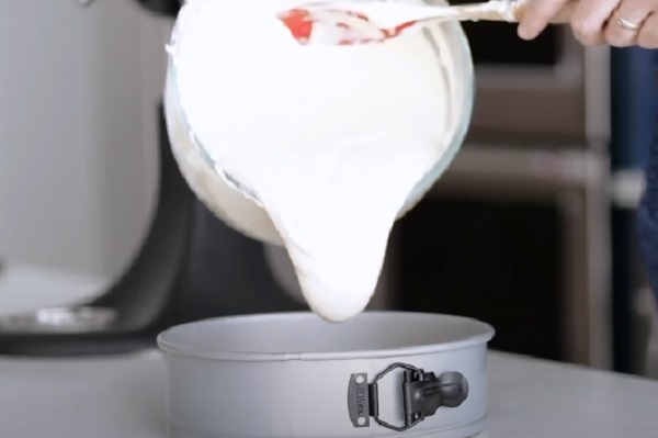 Переливание творожной массы