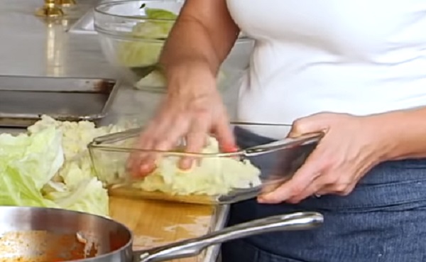 Выкладывание капусты в форму