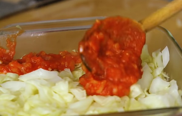 Выкладывание томатной заправки