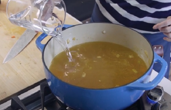 Добавление воды к бульону с овощами