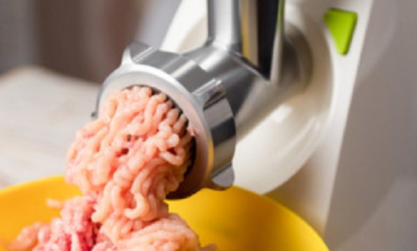 Куриное филе перемалывают через мясорубку