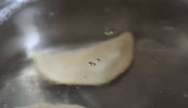 Опускание сырых вареников в воду