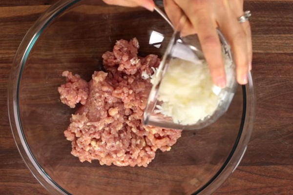 Рис пересыпают к фаршу