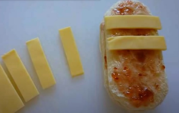 Выкладывание кусочков сыра