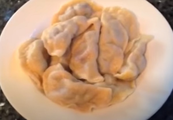 Готовые вареники с вишней