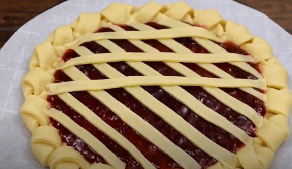 Выкладывание полосок теста