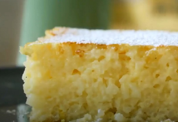 Кусочек пудинга, присыпанного пудрой