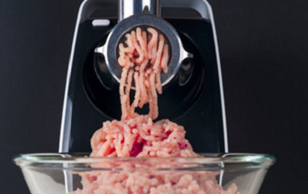 Пропускание мяса через мясорубку