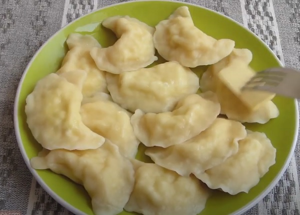 Готовые вареники с творогом