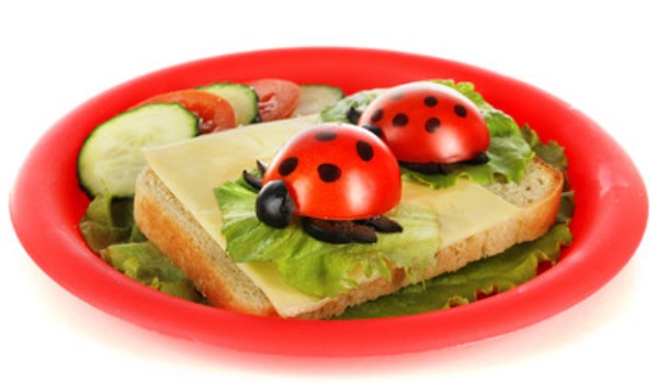 "Божьи коровки" на кусочке хлеба