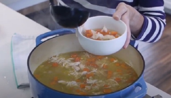 Готовый суп с курицей