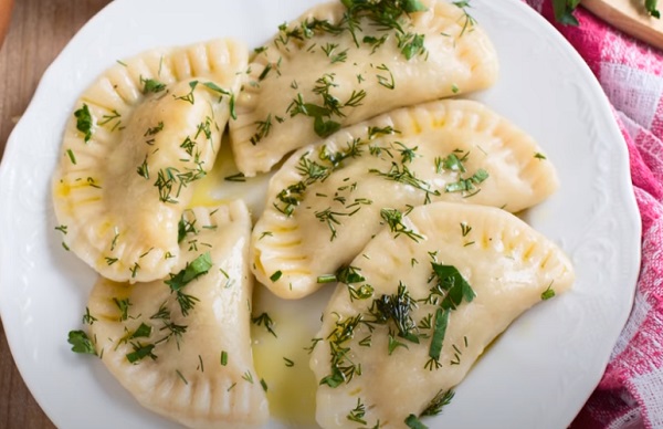 Готовые вареники с картошкой