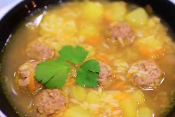 Суп с фрикадельками и рисом