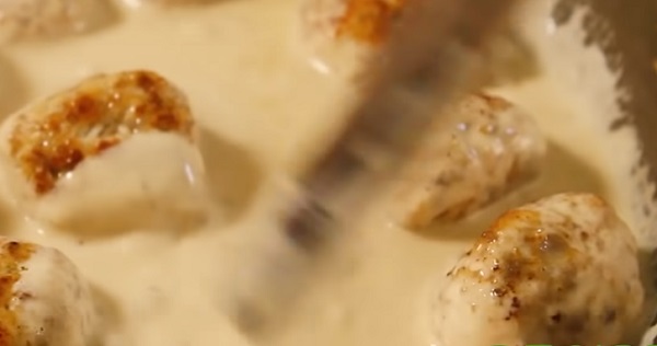 Ежики, политые соусом