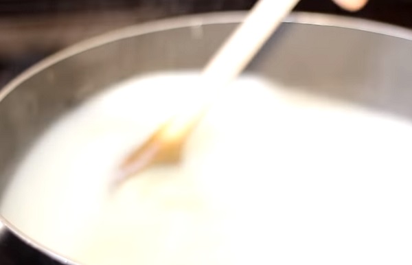 Кастрюля с кашей и молоком