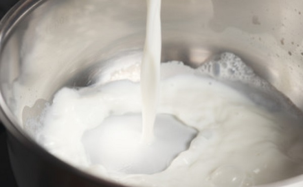 В кастрюлю наливают молоко