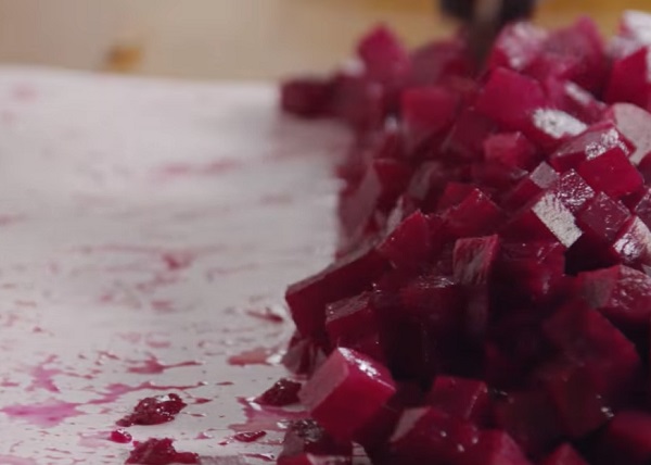 Свекла нарезанная кубиками