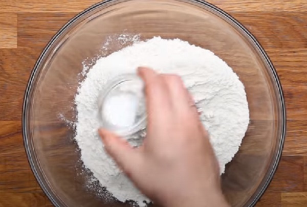 Смешивание муки и соли